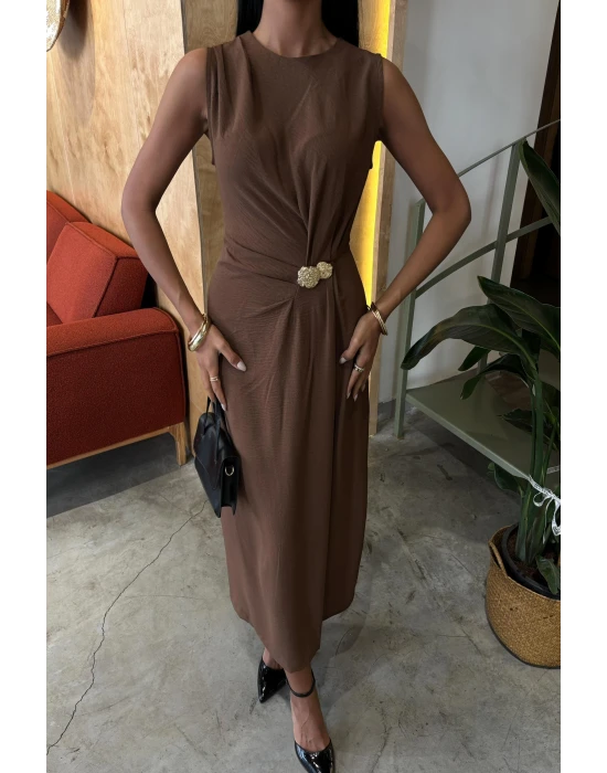 Beli Büzgülü Aksesuar Detaylı Uzun Elbise