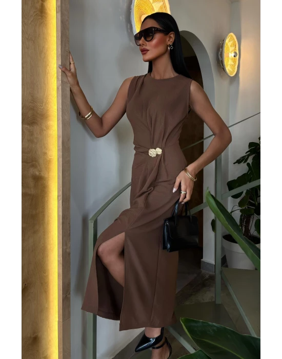 Beli Büzgülü Aksesuar Detaylı Uzun Elbise