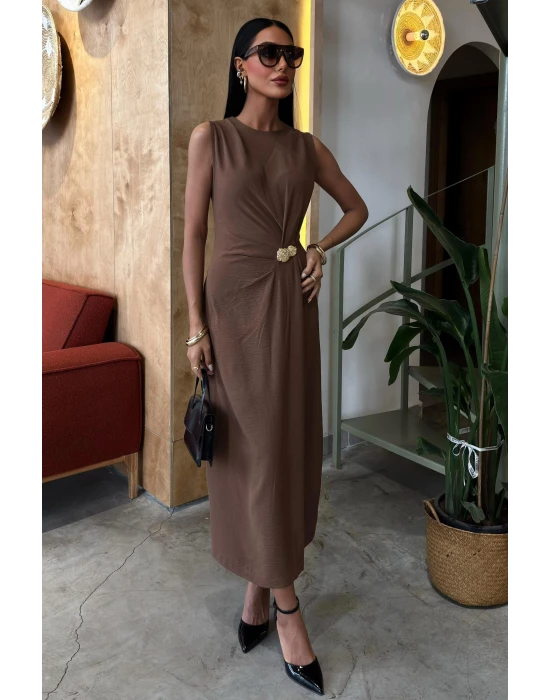 Beli Büzgülü Aksesuar Detaylı Uzun Elbise