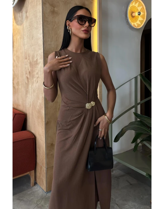 Beli Büzgülü Aksesuar Detaylı Uzun Elbise