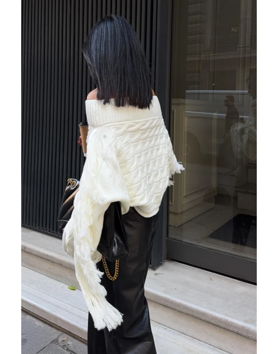 Püsküllü Madonna Kazak