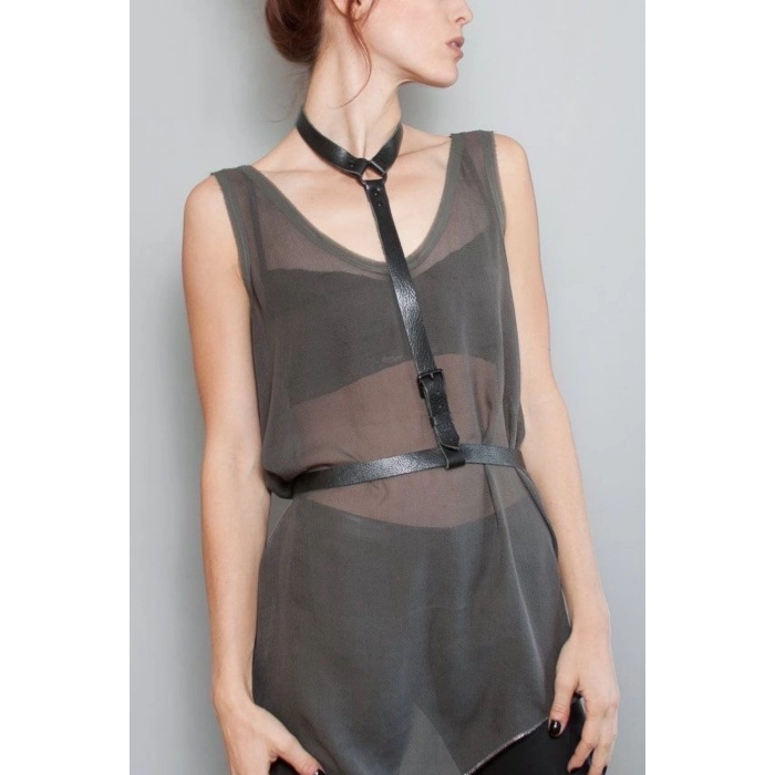 Özel Üretim Elbise Üstüne Göğüs Altı Ortadan Bağlamalı Deri Görünümlü Tek Kemerli Harness Aksesaur