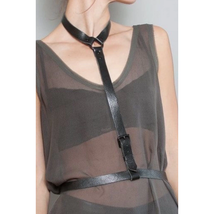 Özel Üretim Elbise Üstüne Göğüs Altı Ortadan Bağlamalı Deri Görünümlü Tek Kemerli Harness Aksesaur
