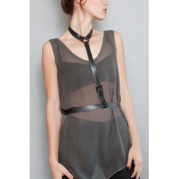 Özel Üretim Elbise Üstüne Göğüs Altı Ortadan Bağlamalı Deri Görünümlü Tek Kemerli Harness Aksesaur
