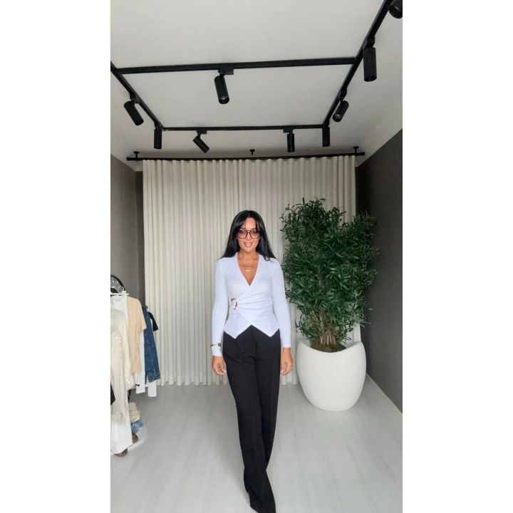 Qu Beyaz Kruvaze Yaka Toka Detaylı Uzun Kollu Body