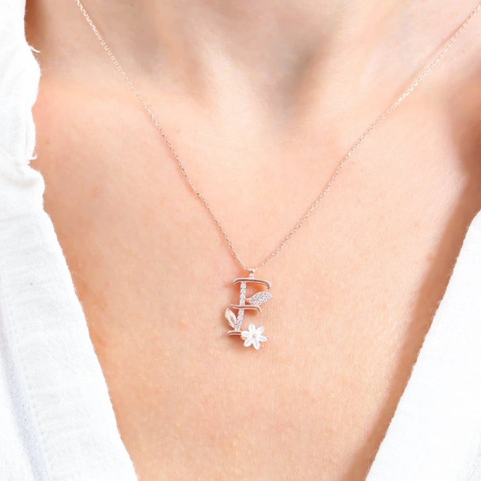 Işıltılı Manolya Çiçeği E Harfi Gümüş Harfli Kolye - Altın