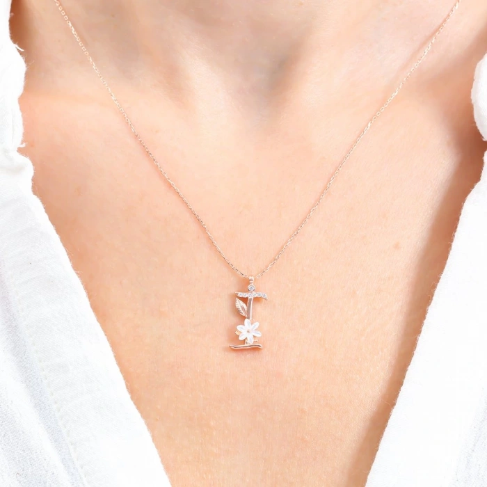 Işıltılı Manolya Çiçeği İ Harfi Gümüş Harfli Kolye - Rose