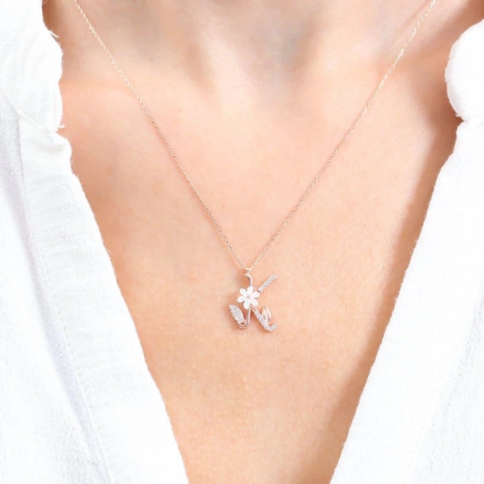 Işıltılı Manolya Çiçeği K Harfi Gümüş Harfli Kolye - Altın