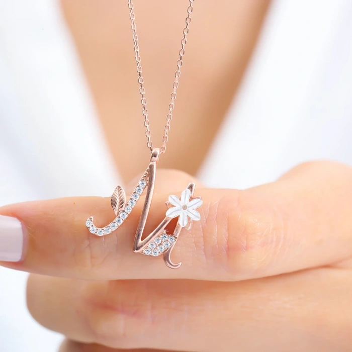 Işıltılı Manolya Çiçeği M Harfi Gümüş Harfli Kolye - Gümüş