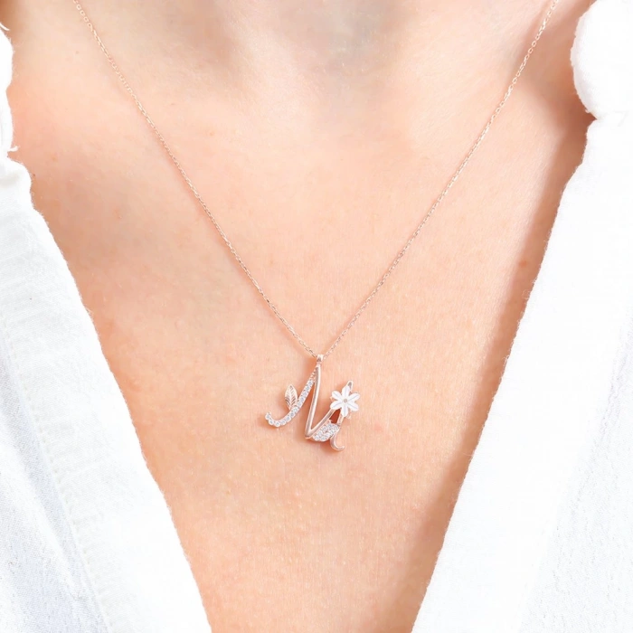 Işıltılı Manolya Çiçeği M Harfi Gümüş Harfli Kolye - Rose