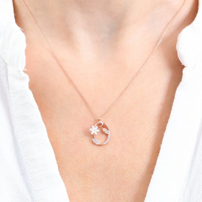 Işıltılı Manolya Çiçeği O Harfi Gümüş Harfli Kolye - Altın