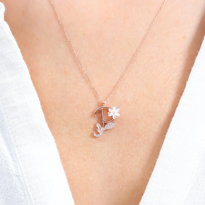 Işıltılı Manolya Çiçeği P Harfi Gümüş Harfli Kolye - Rose