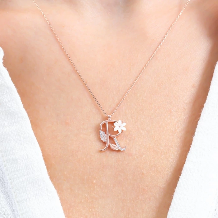 Işıltılı Manolya Çiçeği R Harfi Gümüş Harfli Kolye - Gümüş