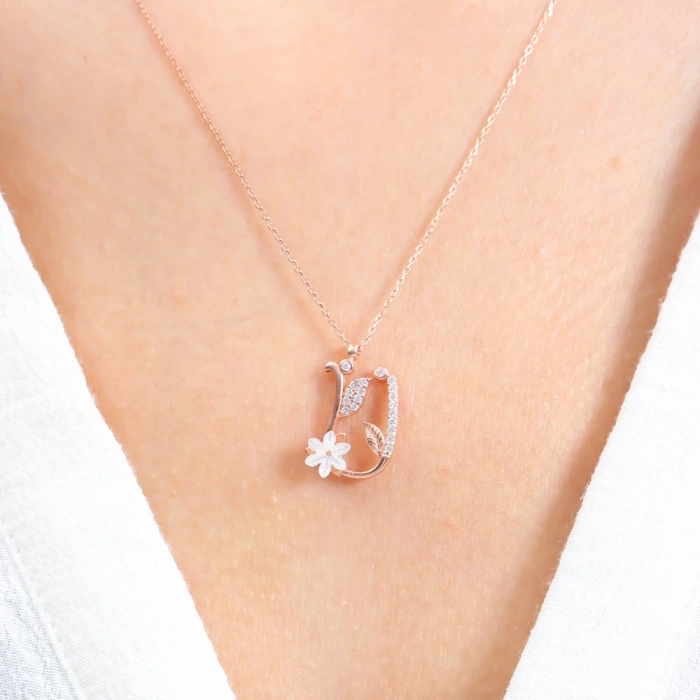 Işıltılı Manolya Çiçeği Ü Harfi Gümüş Harfli Kolye - Rose