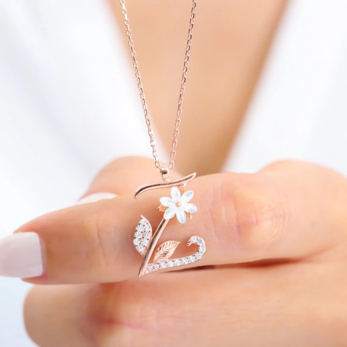 Işıltılı Manolya Çiçeği Z Harfi Gümüş Harfli Kolye - Altın