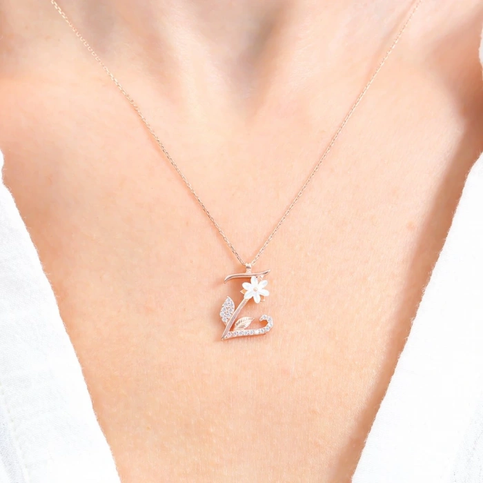 Işıltılı Manolya Çiçeği Z Harfi Gümüş Harfli Kolye - Gümüş