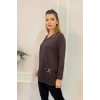Yakası Toka Detaylı Parçalı Bluz