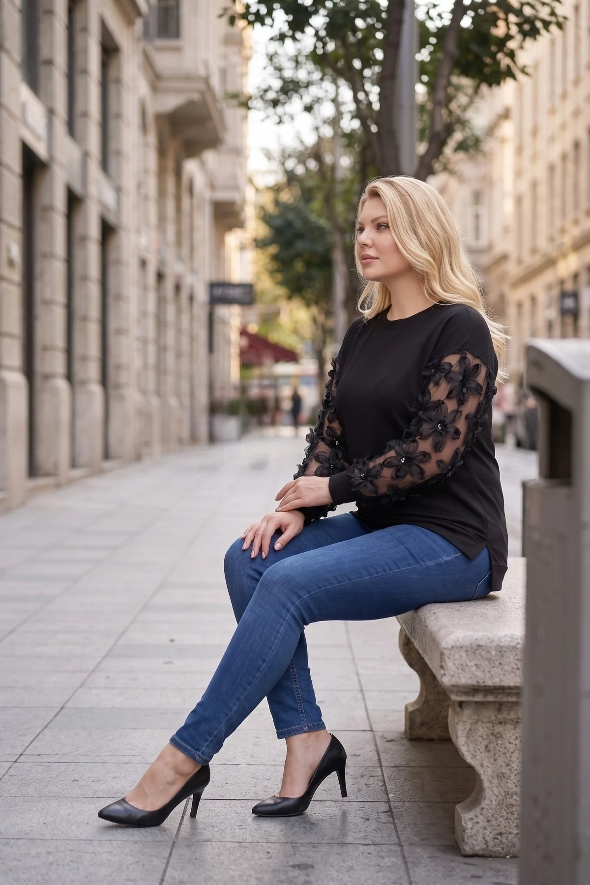 Kolları Tül Çiçek Aplikeli Bluz
