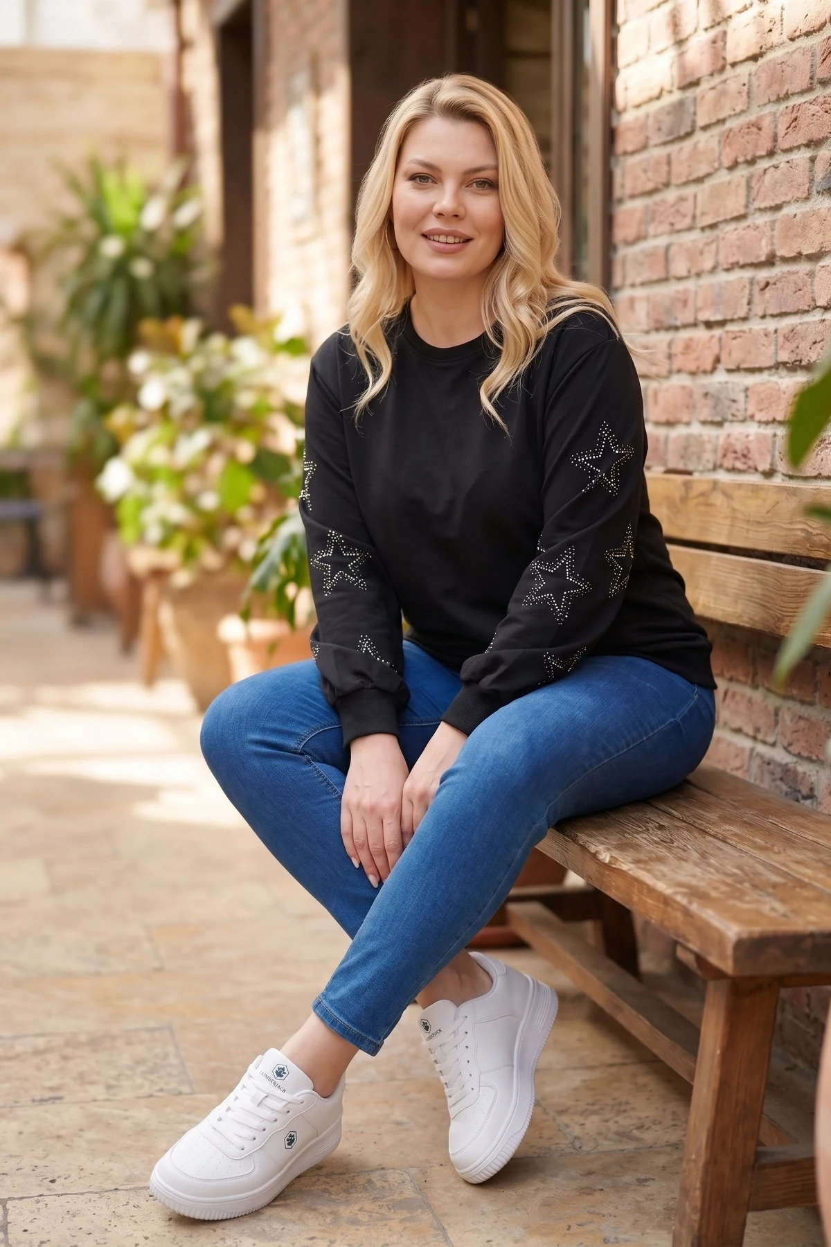 Kolları Yıldız Taş Baskılı Sweatshirt