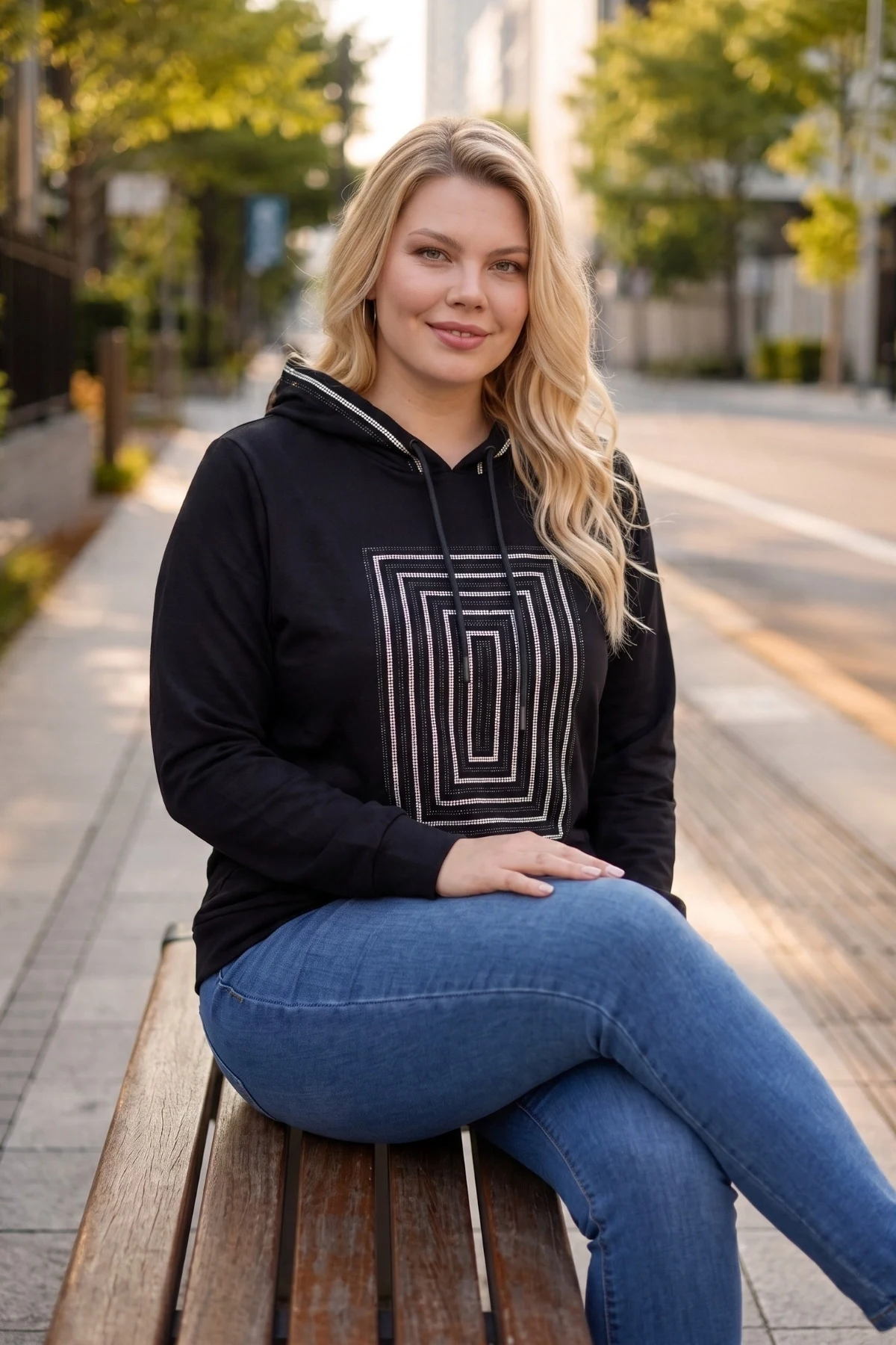 Önü Ve Kapüşonu Taşlı Sweatshirt