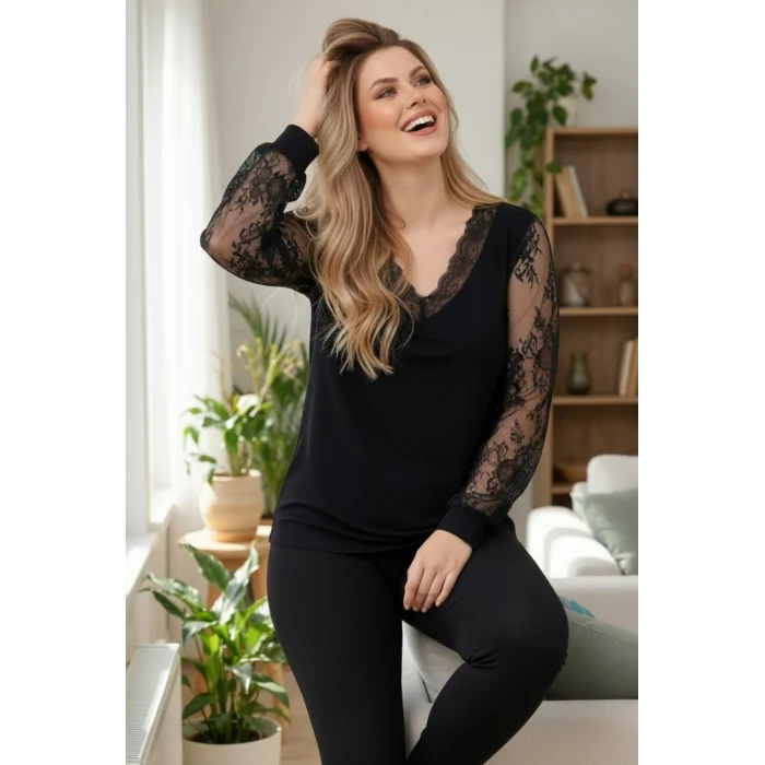 Yakası ve Kolları Dantel Bluz