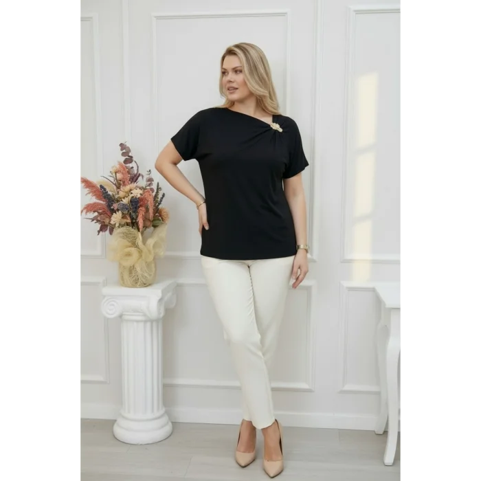 Yakası Tokalı Bluz