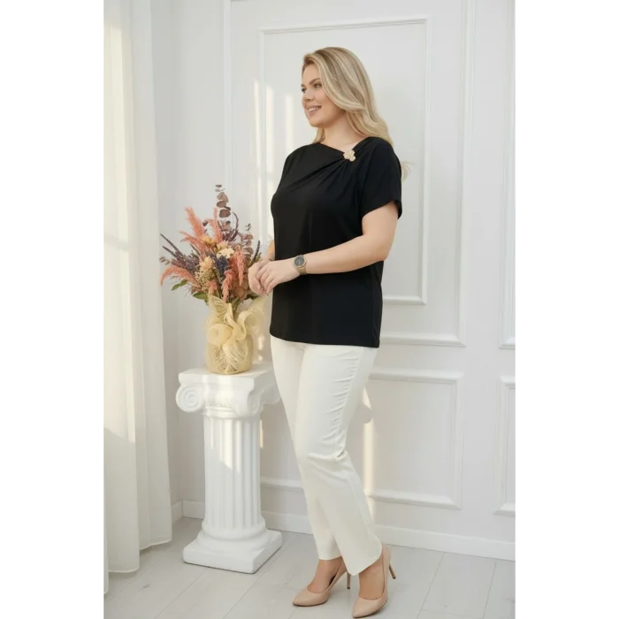 Yakası Tokalı Bluz