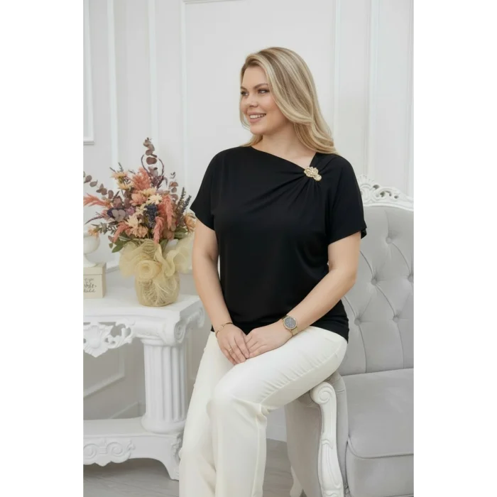 Yakası Tokalı Bluz