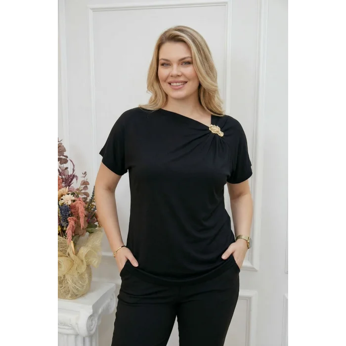 Yakası Tokalı Bluz