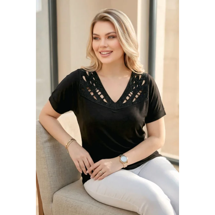 Yakası Lazer Kesim Taşlı Bluz