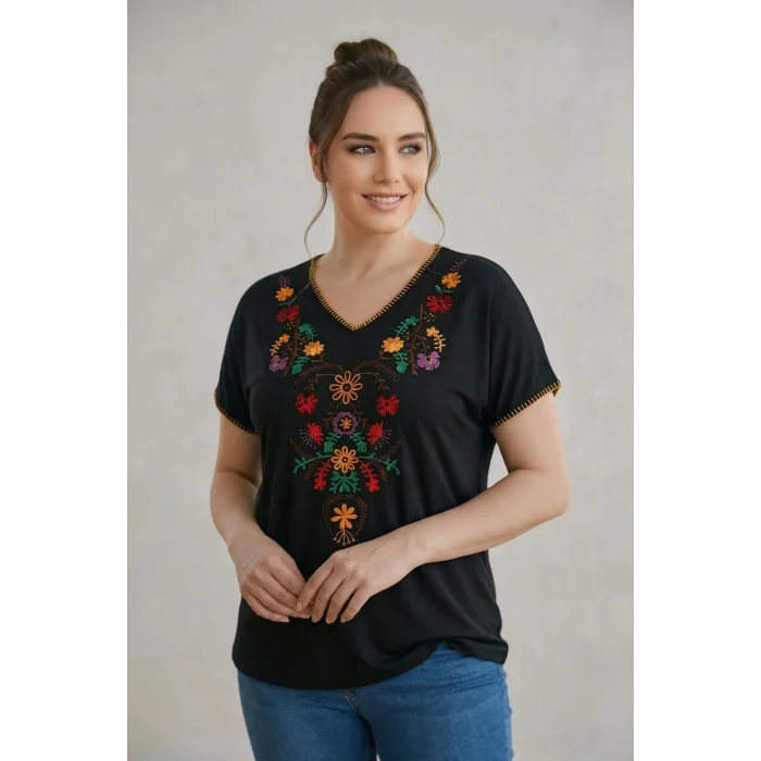Yakası Dikişli Önü Çiçek Nakışlı Bluz
