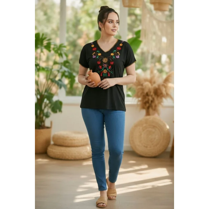 Yakası Dikişli Önü Çiçek Nakışlı Bluz