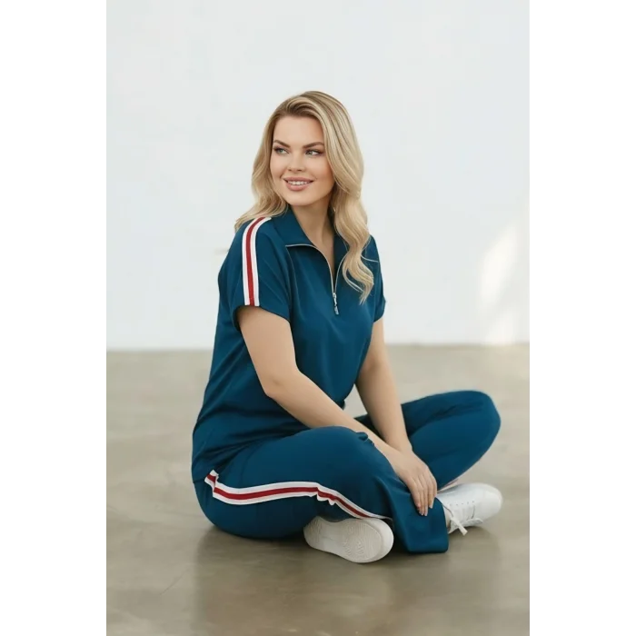 Yakası Fermuarlı Şeritli Takım