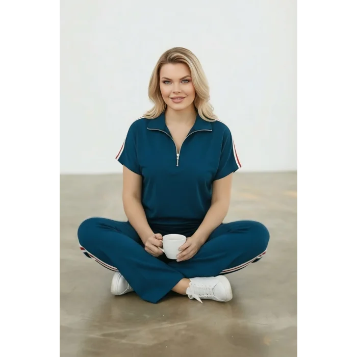 Yakası Fermuarlı Şeritli Takım