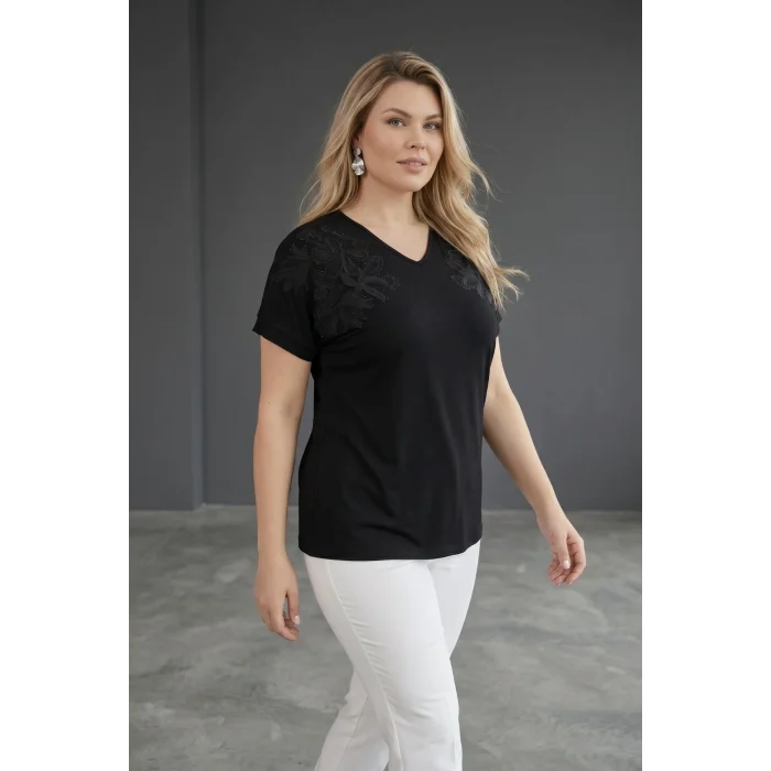 Omuz Nakışlı Taş Detaylı Bluz