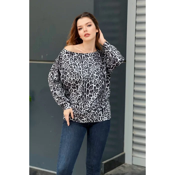 Kayık Yaka Leopar Desenli Bluz