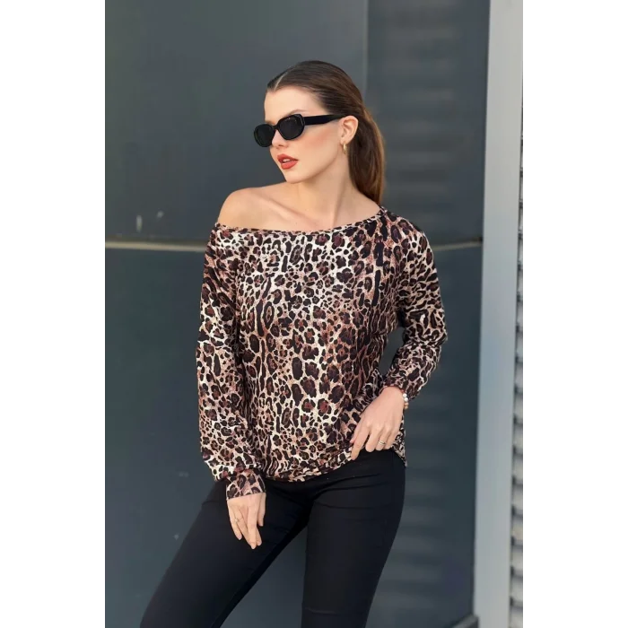 Kayık Yaka Leopar Desenli Bluz