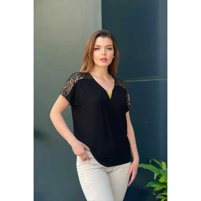 Omuzlar Desenli Yakası Aksesuarlı Bluz