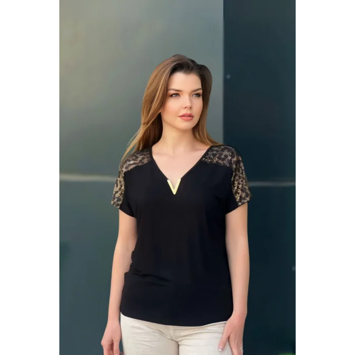 Omuzlar Desenli Yakası Aksesuarlı Bluz