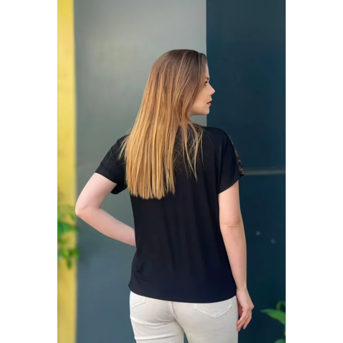 Omuzlar Desenli Yakası Aksesuarlı Bluz