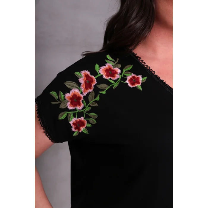 Omuzları Çiçek Nakışlı Bluz