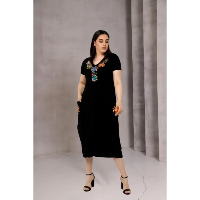 Yakası Cepleri Çiçek Nakışlı Elbise