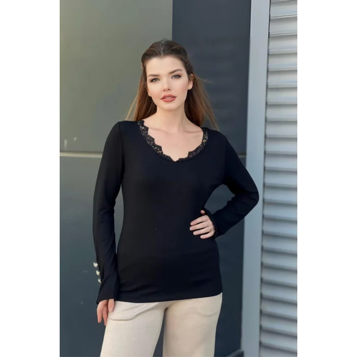 Yakası Dantelli Kolları Düğmeli Bluz