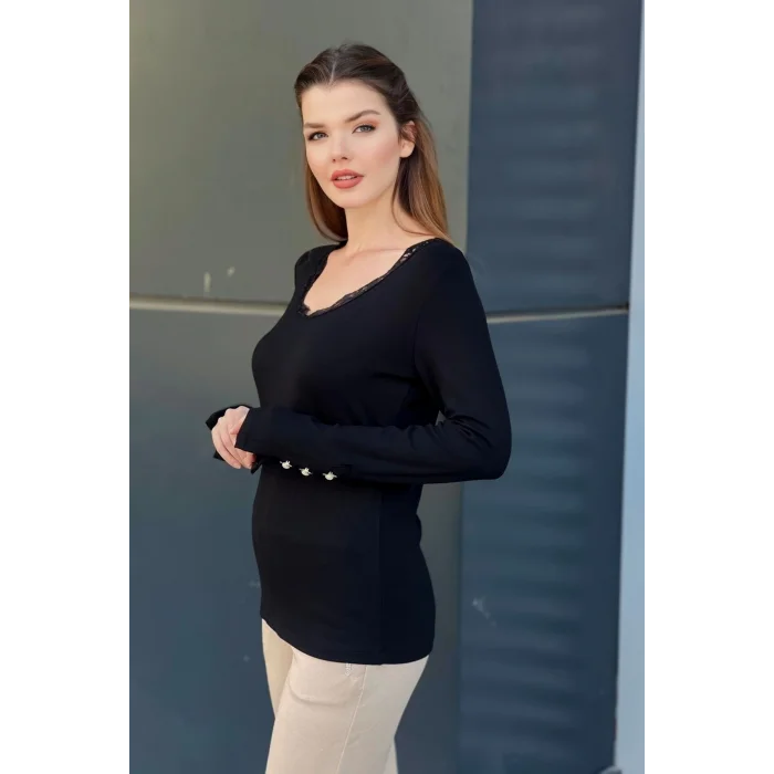 Yakası Dantelli Kolları Düğmeli Bluz