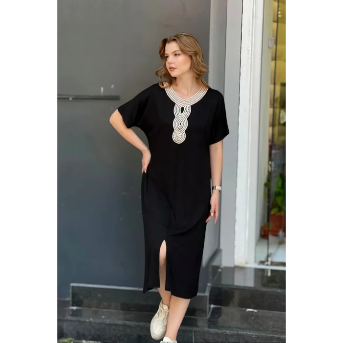 Yakası Güpür Yırtmaçlı Elbise