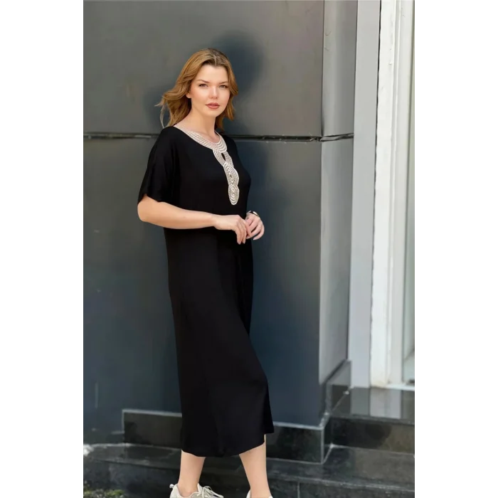 Yakası Güpür Yırtmaçlı Elbise