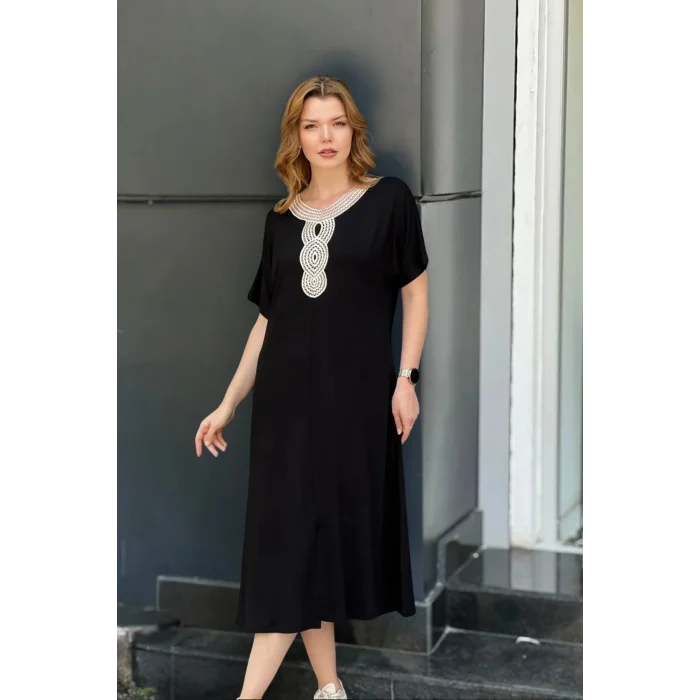 Yakası Güpür Yırtmaçlı Elbise