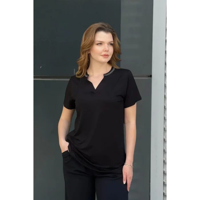 Yakası Taş Detaylı Bluz