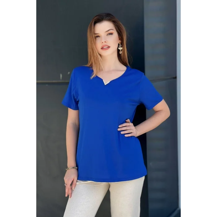 Yakası Metal Aksesuarlı Bluz