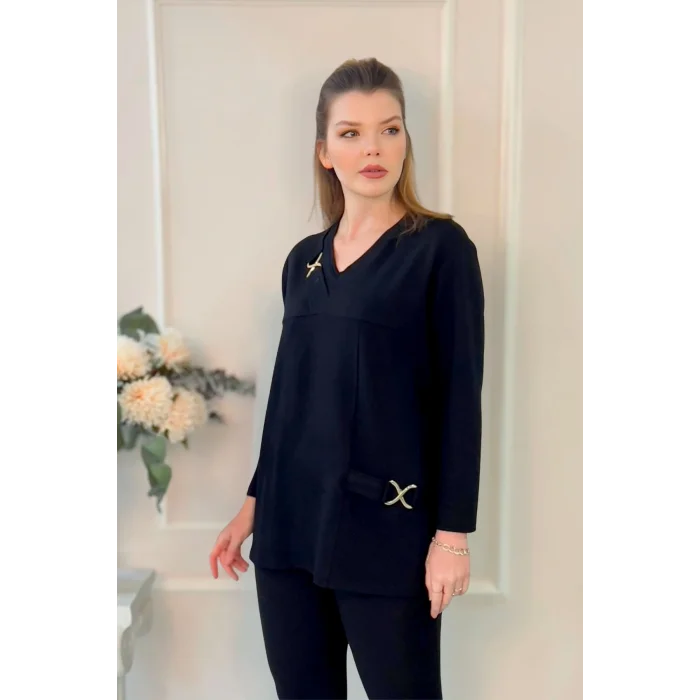 Yakası Toka Detaylı Parçalı Bluz